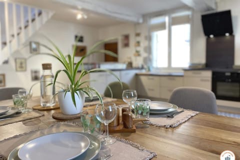 Kitchen or kitchenette, Dining area, minibar, pet friendly, stove