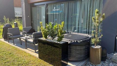 Garden, Hot Tub, Seating area