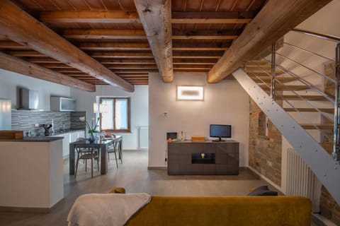 TV and multimedia, Kitchen or kitchenette, Living room, Seating area, Dining area