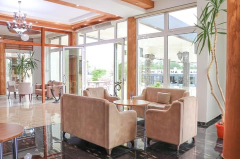 Restaurant/places to eat, Banquet/Function facilities, Seating area