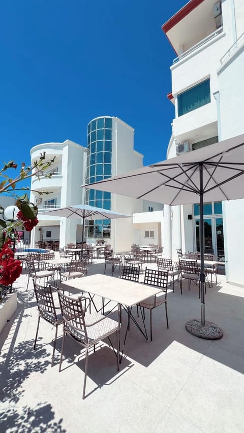 Property building, Patio, Restaurant/places to eat, Day, View (from property/room), Balcony/Terrace, Banquet/Function facilities, sunbed