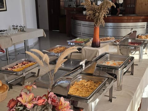 Restaurant/places to eat, Food and drinks, Banquet/Function facilities, Food, Buffet breakfast, Lunch, Dinner, Drinks