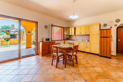 Kitchen or kitchenette, Dining area, dishwasher, oven