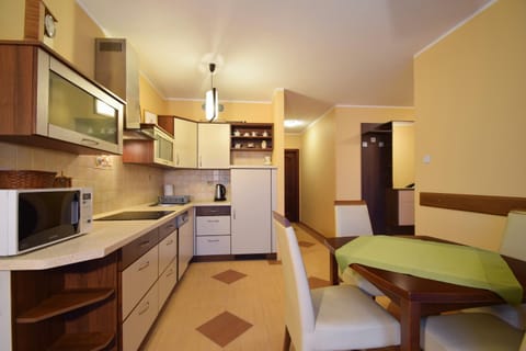 Kitchen or kitchenette, Living room, Seating area, Dining area, dishwasher, oven, stove, toaster