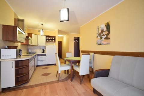 Kitchen or kitchenette, Living room, Seating area, Dining area, oven, stove