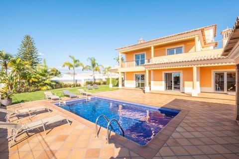 Swimming pool, sunbed