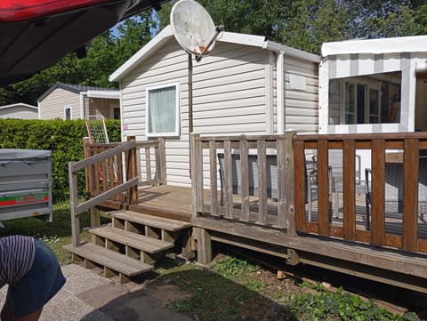 Property building, Patio, Balcony/Terrace