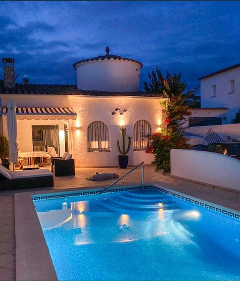 Property building, Patio, Night, Pool view, Swimming pool, Swimming pool, sunbed