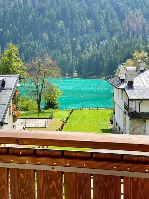 View (from property/room), Balcony/Terrace, Lake view, Mountain view