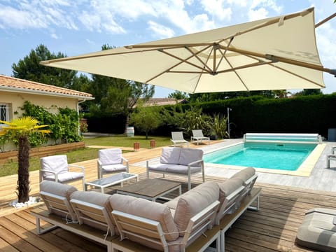 Garden, Seating area, Garden view, Pool view, Swimming pool, sunbed