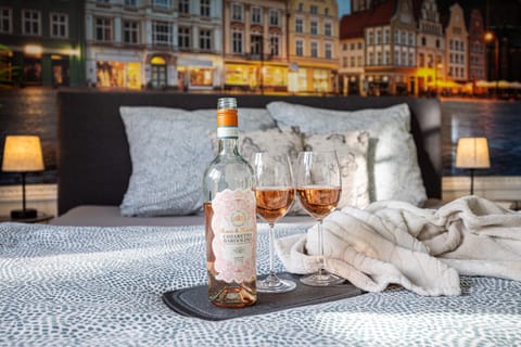 Bed, Night, Photo of the whole room, Bedroom, Alcoholic drinks