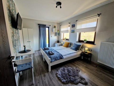 Bed, TV and multimedia, Photo of the whole room, Bedroom, internet
