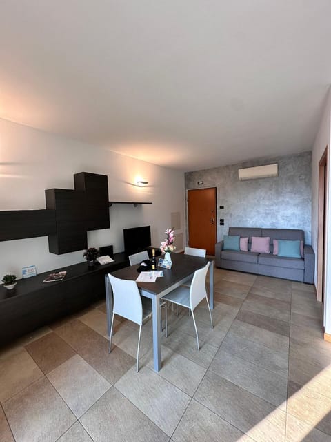 Bed, TV and multimedia, Kitchen or kitchenette, Living room, Photo of the whole room, Seating area, Dining area, Bedroom, minibar, air conditioner