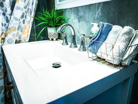 Comfortable 3BR, 1 Bath close to the falls Apartment in Niagara Falls