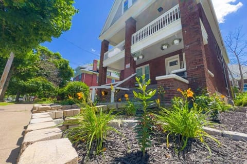 Quaint 3BR, 1 Bath near the falls Apartment in Niagara Falls