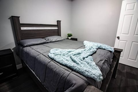 Quaint 3BR, 1 Bath near the falls Apartment in Niagara Falls