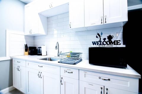 Quaint 3BR, 1 Bath near the falls Apartment in Niagara Falls