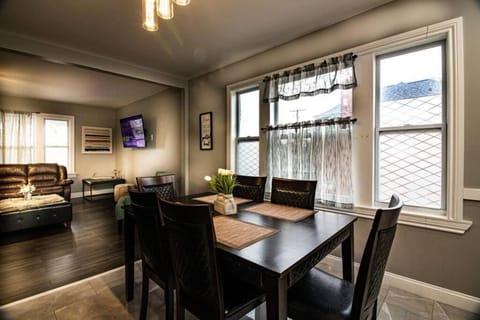 Quaint 3BR, 1 Bath near the falls Apartment in Niagara Falls