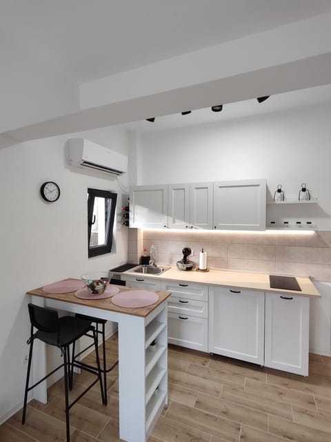 Kitchen or kitchenette, Dining area, stove, toaster