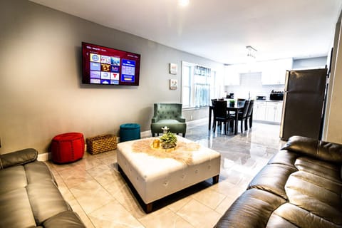 The Horseshoe Villa 6br 2 Bath near the falls House in Niagara Falls