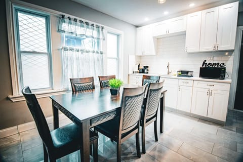 The Horseshoe Villa 6br 2 Bath near the falls House in Niagara Falls