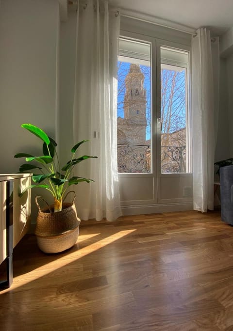 Nearby landmark, Balcony/Terrace, Living room, Landmark view