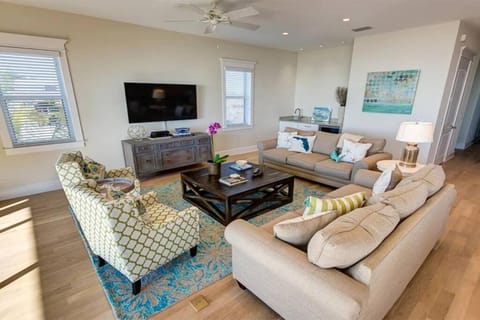 TV and multimedia, Living room, Seating area, Evening entertainment, fireplace