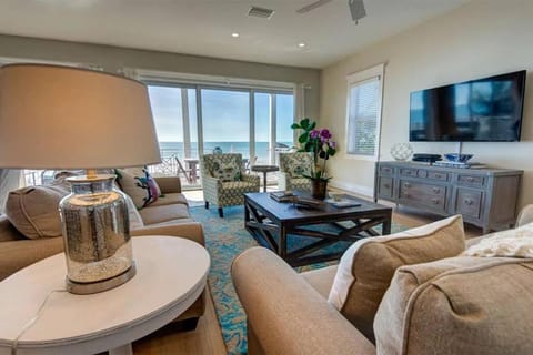 Natural landscape, TV and multimedia, Living room, Seating area, Evening entertainment, Sea view