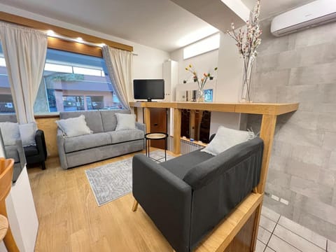 Communal lounge/ TV room, TV and multimedia, Kitchen or kitchenette, Living room, Seating area, Dining area, Evening entertainment, air conditioner