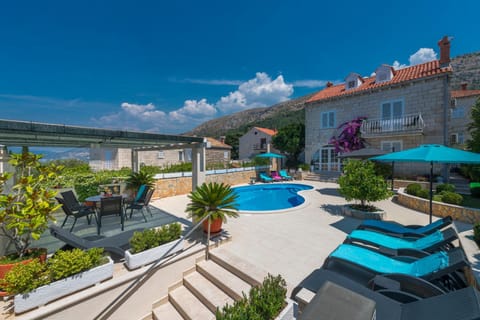 Property building, Garden, Swimming pool, sunbed
