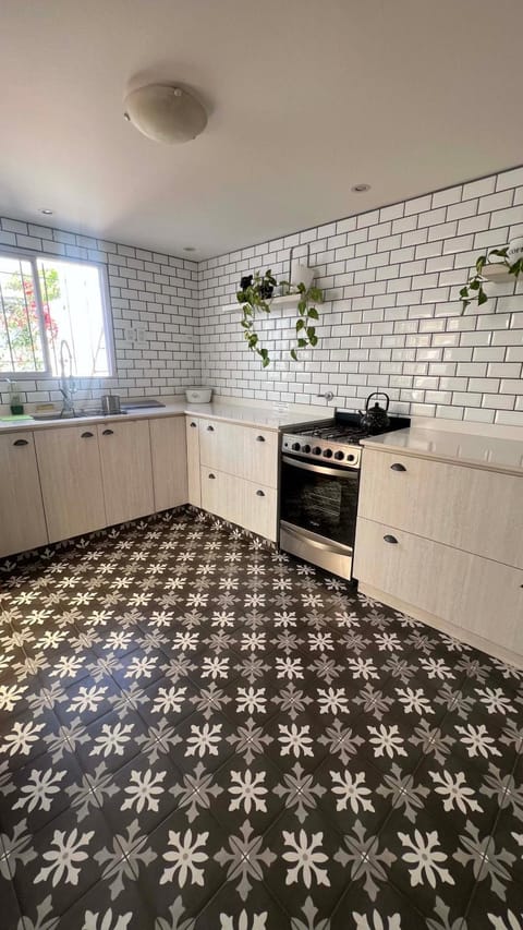 Kitchen or kitchenette, pet friendly, stove