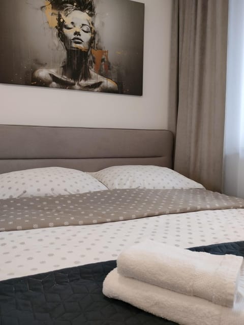 Bed, Photo of the whole room, Bedroom, towels