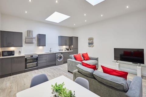 TV and multimedia, Kitchen or kitchenette, Living room, Seating area, Dining area, dishwasher, minibar, oven, pet friendly, stove