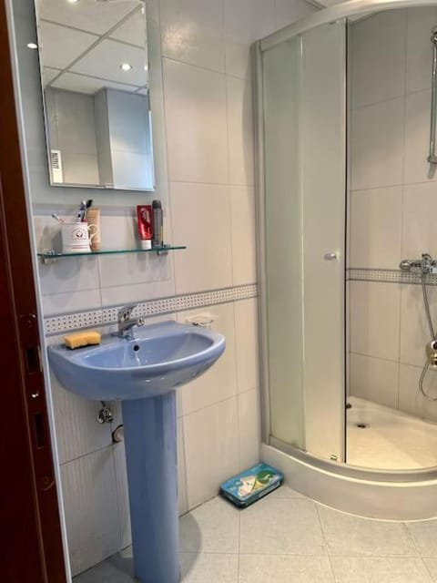 Shower, Bathroom, towels