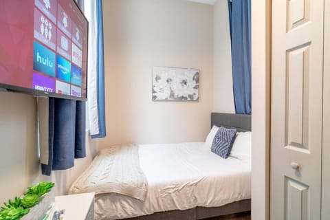 Bed, TV and multimedia, Photo of the whole room, Bedroom