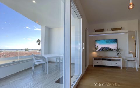 Communal lounge/ TV room, TV and multimedia, Balcony/Terrace, Balcony/Terrace, Living room, Sea view, Sea view, hair dresser