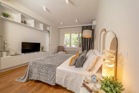 Bed, TV and multimedia, Photo of the whole room, Bedroom