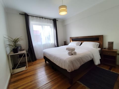 Bed, Photo of the whole room, Bedroom, Inner courtyard view, towels