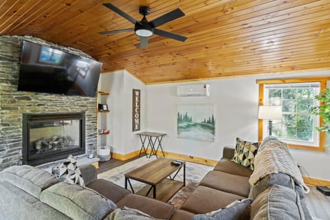 Cozy Home W/ King Bed & Lake access House in Canandaigua Lake