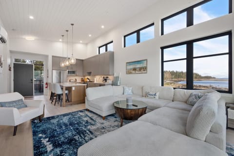 Kitchen or kitchenette, Seating area