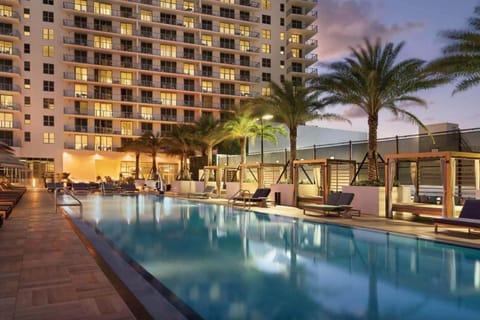 Property building, Pool view, Swimming pool, Swimming pool, sunbed