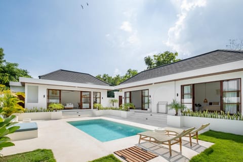Property building, Patio, Day, Garden, Garden view, Pool view, Swimming pool, sunbed