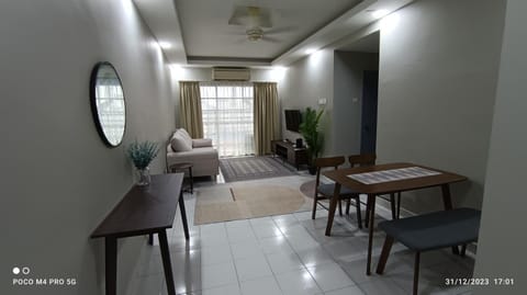 TV and multimedia, Living room, Seating area, Dining area, fireplace, air conditioner