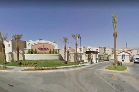 Casa Granada cercana a consulado y aeropuerto. House in Ciudad Juarez