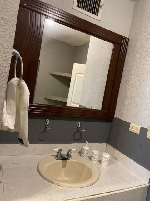 Casa Granada cercana a consulado y aeropuerto. House in Ciudad Juarez