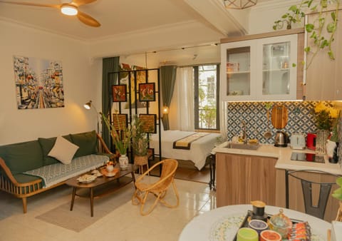 Bed, Day, Kitchen or kitchenette, Photo of the whole room, Decorative detail, Seating area, Bedroom, Guests, City view, Landmark view, Street view, stove