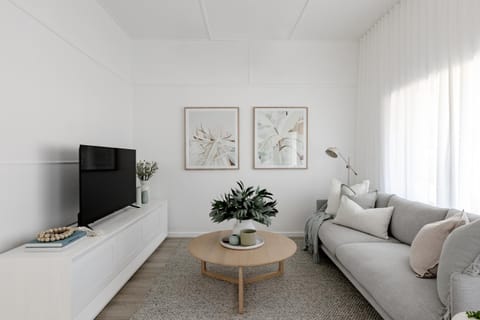 Communal lounge/ TV room, TV and multimedia, Living room, Seating area, Evening entertainment