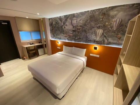 Bed, TV and multimedia, Photo of the whole room, Bedroom