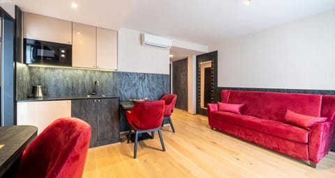 Kitchen or kitchenette, Living room, Seating area, Dining area, minibar, air conditioner