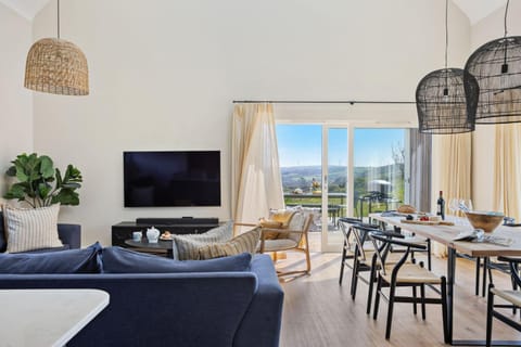 TV and multimedia, Living room, Seating area, Dining area